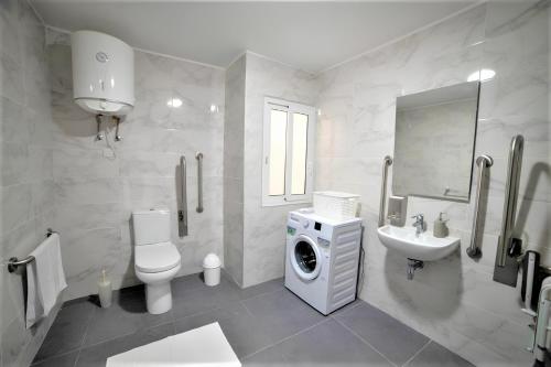 格齊拉的住宿－Elise Apartments，浴室配有卫生间水槽和洗衣机。