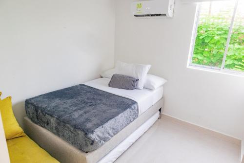 Voodi või voodid majutusasutuse Habitacion Triple Coveñas by Olamar Living toas