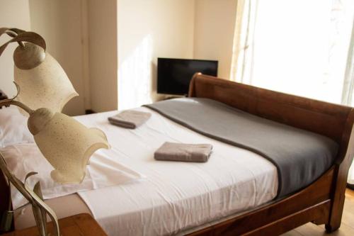 sypialnia z łóżkiem z lampką i telewizorem w obiekcie Grande villa avec vue et piscine w mieście Lévignac-sur-Save