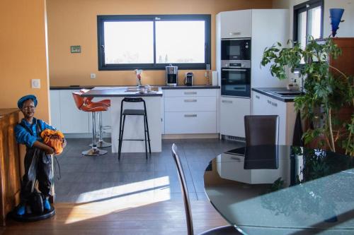 Kuchyň nebo kuchyňský kout v ubytování Grande villa avec vue et piscine
