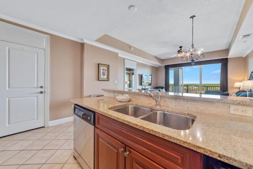 una cucina con un lavello e una grande finestra di The Wharf Unit 717 a Orange Beach