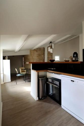 Il comprend une cuisine équipée d'une cuisinière et d'un lave-vaisselle. dans l'établissement Uzès la Tour Médiévale Centre Historique, à Uzès