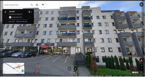 un grand bâtiment avec un parking en face de celui-ci dans l'établissement Thome Ego Flat, à Cluj-Napoca