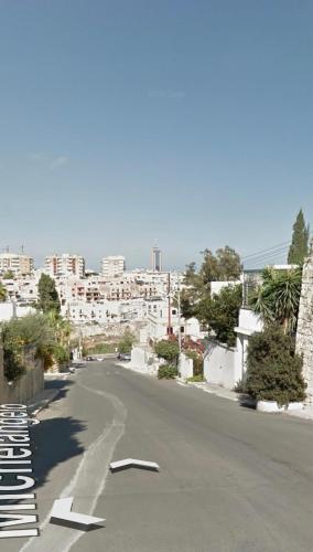 una calle vacía con una ciudad en el fondo en Villa St Julians en San Julián