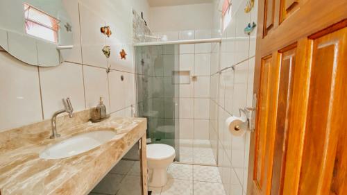 a bathroom with a sink and a toilet at Lar Lalunalê 3 in Prado