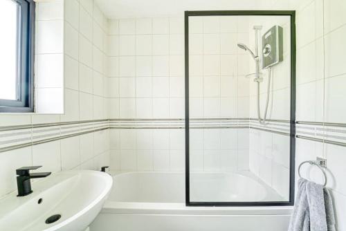 Ένα μπάνιο στο Modern 1BR Apt Netflix, Parking, M6 Access