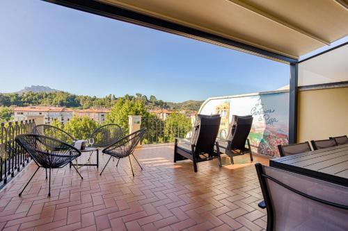 a patio with chairs and tables on a balcony at Le Canterine di Peppe in Ascoli Piceno