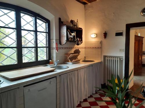 Dapur atau dapur kecil di Villa La Consuma : casa storica in paese, giardino, piscina, WiFi