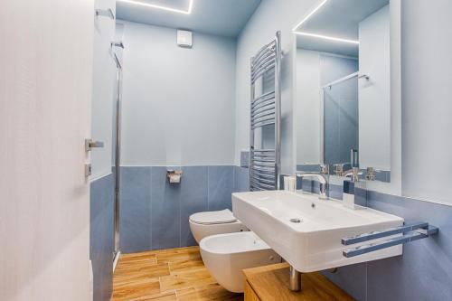 a bathroom with a sink and a toilet at Le Canterine di Peppe in Ascoli Piceno