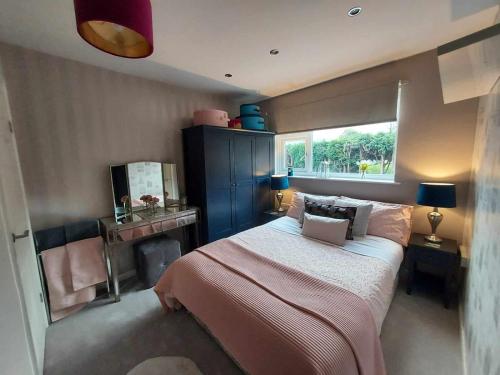 塔德摩登的住宿－Enchanting Haven，一间卧室设有一张大床和一个窗户。