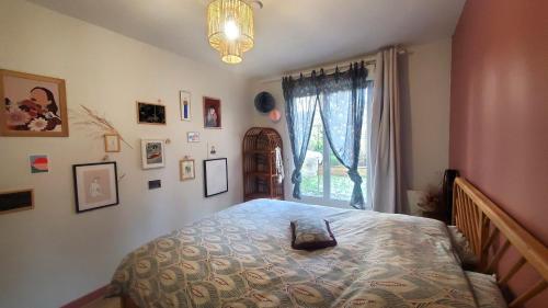 a bedroom with a bed and a window at Grand appartement avec jardin calme et lumineux in Saint-Ouen