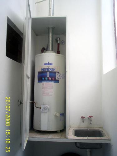 a water heater sitting in a room with a wall at Alojamiento temporario 2 in Lanús