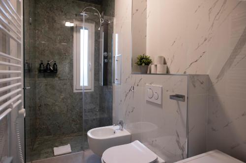 y baño con ducha, aseo y lavamanos. en L’Archè Comfort & Relax Horse House, en Milán