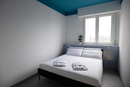 1 dormitorio con 1 cama con 2 toallas en L’Archè Comfort & Relax Horse House, en Milán