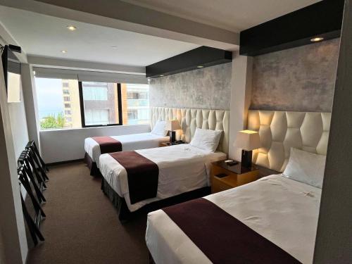 Un pat sau paturi într-o cameră la Hotel Ferre Miraflores
