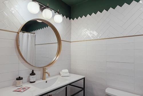 Ένα μπάνιο στο \\Golf and Couples Oasis// Midcentury w/6 Pools Hot Tub