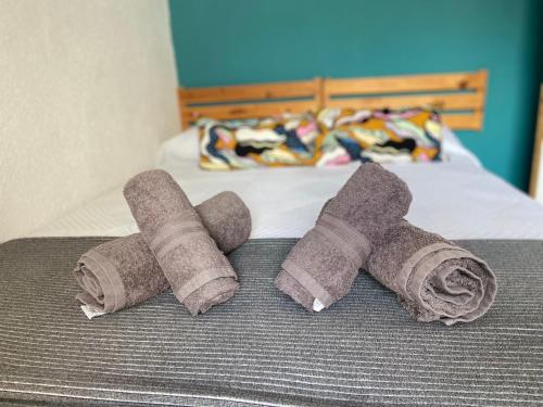 a group of rolled up towels on a bed at Apartamento de 3 hab en Costa Adeje centro in Adeje