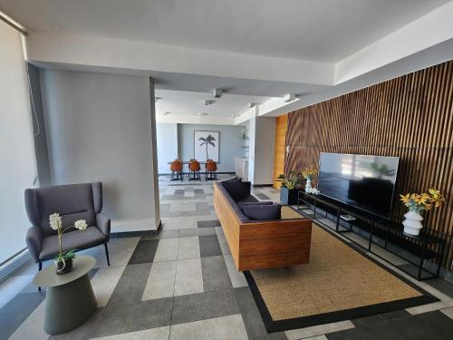 sala de estar con sofá y TV en Departamento ejecutivo, en Antofagasta
