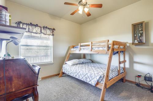Schlafzimmer mit Etagenbetten und Deckenventilator in der Unterkunft Cozy Ski Cabin with Deck Near Taos Ski Valley! in San Cristobal