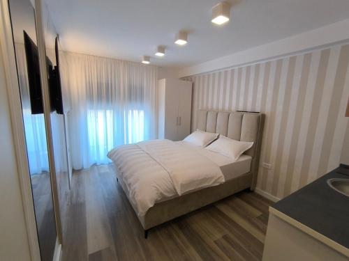 1 dormitorio con 1 cama y lavamanos. en Spa Tesla 2, en Batajnica