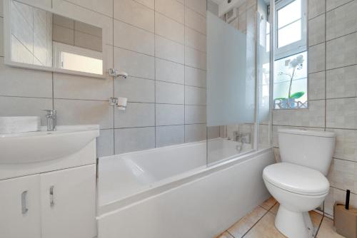 Et badeværelse på ADINA 3 Bed Apartment Tower Bridge by London Bridge -Perfect For Long Stays