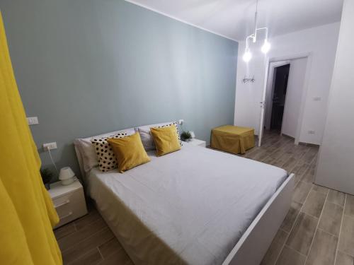 sypialnia z dużym łóżkiem z żółtymi poduszkami w obiekcie Il Piacere w mieście Pineto