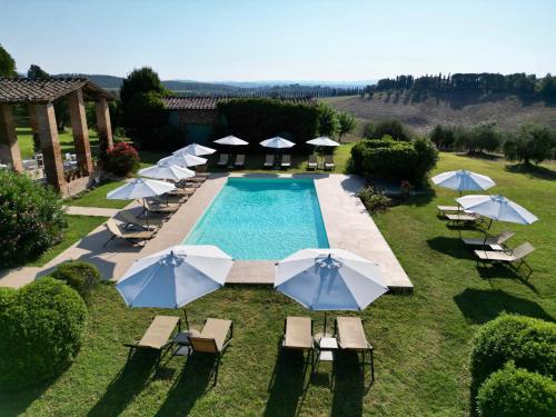 uma vista superior de uma piscina com guarda-sóis em Ca' Bianca Tuscany Relais em Siena