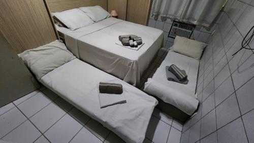 two beds in a small room withacers at Hostel Hay's 1 Aeroporto Boa Viagem in Recife