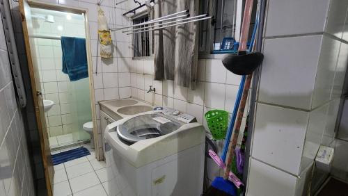 Un pequeño baño con inodoro en una habitación. en Hostel Hay's 1 Aeroporto Boa Viagem, en Recife