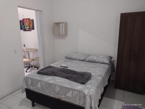 1 dormitorio con 1 cama con edredón gris en Cozy en Palmas