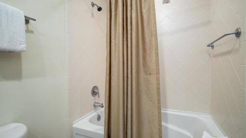 een badkamer met een douchegordijn naast een toilet bij Luau I 6406 Studio in Destin