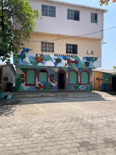 Un edificio con un mural en el costado. en Playa El Obispo B La Marea building La Libertad, en La Libertad