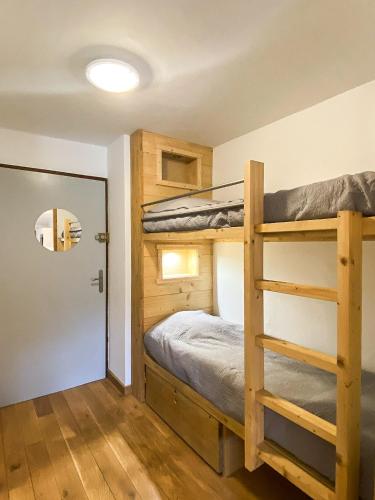 Cette chambre comprend 2 lits superposés et un couloir. dans l'établissement 3- Charmant studio Brides-les-Bains, à Brides-les-Bains