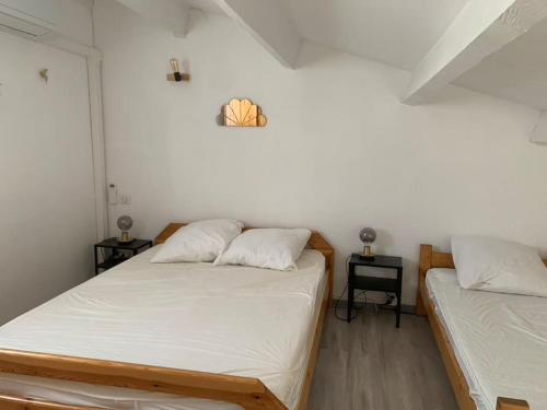 Postel nebo postele na pokoji v ubytování Maisonnette chaleureuse au pied du port