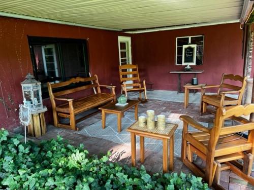 porche con mesa y sillas de madera en DELIGHTFUL Patio Apartment 9' with Antique Pool Table in SOUTH KC, en Kansas City