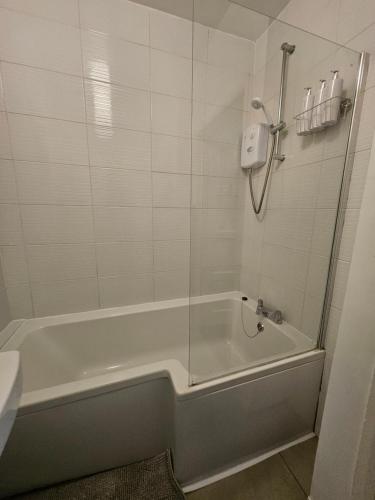 een badkamer met een bad en een douche bij Nariken Apartments, Cardiff in Cardiff