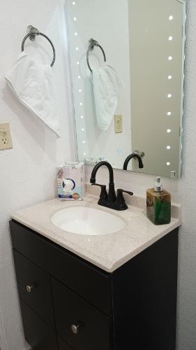 a bathroom with a sink and a mirror at Casa Norte in La Paz
