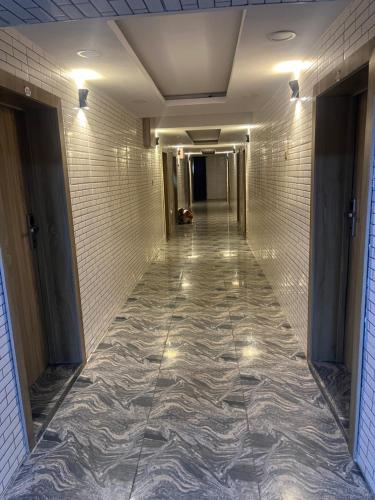 einen leeren Flur mit gekreuztem Boden und einem Korridorngthngthngthngthngthngthngthngth in der Unterkunft EXCLUSIVE MANSION HOTELS in Lagos
