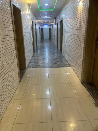 pasillo largo con suelo de baldosa y pared de ladrillo en EXCLUSIVE MANSION HOTELS, en Lagos