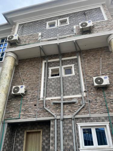 ein Backsteingebäude mit Lautsprechern und Klimaanlage in der Unterkunft EXCLUSIVE MANSION HOTELS in Lagos