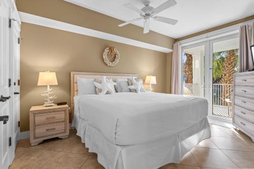 Un dormitorio con una gran cama blanca y una ventana en Pilot House 412 en Destin