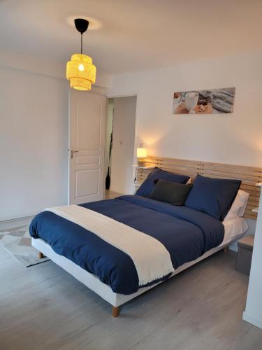 Voodi või voodid majutusasutuse COCOONING HOUSE 211 SUITE AZUR appartement AEROPORT PARIS ROISSY CDG, PARC ASTERIX, CHATEAU DE CHANTILLY, STADE DE FRANCE toas