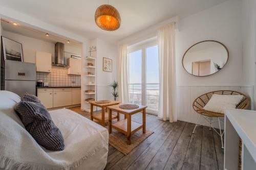 un salon avec un canapé et une table dans l'établissement Atlantic Selection - La Centrale avec vue Océan, à Soorts-Hossegor