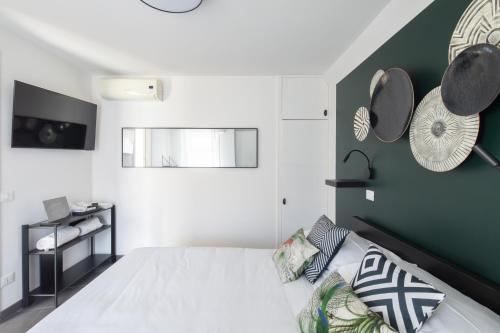 - une chambre avec un lit blanc et un mur vert dans l'établissement Loft 36 by Omen Hospitality, à Rome