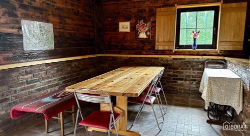una mesa de madera y sillas en una habitación con una pared de ladrillo en O!Bora en Neple