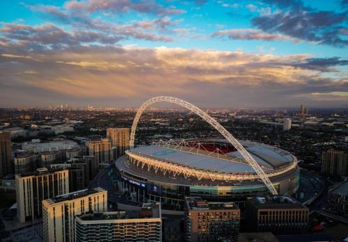 a view of a stadium with a ferris wheel at KING ROOMS BY WEMBLEY STADiUM in London