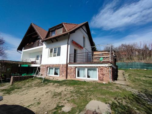 une maison assise au sommet d'une colline dans l'établissement Badacsonyi családi privát házak, à Bytom