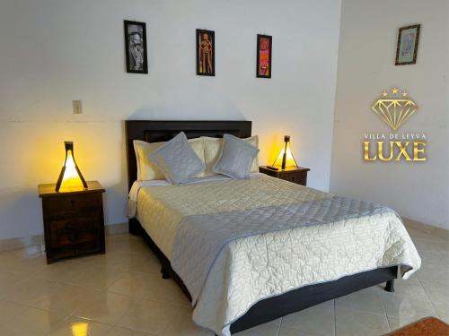 Uma cama ou camas num quarto em HOTEL LEYVA LUXE
