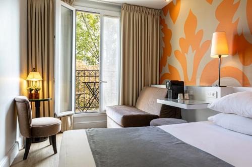 パリにあるガーデン ホテルのベッドと窓が備わるホテルルーム