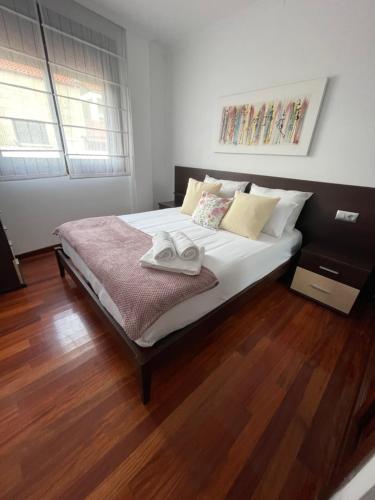 um quarto com uma cama com duas toalhas em Apartamento Hío Aldán - Cangas em Vilariño